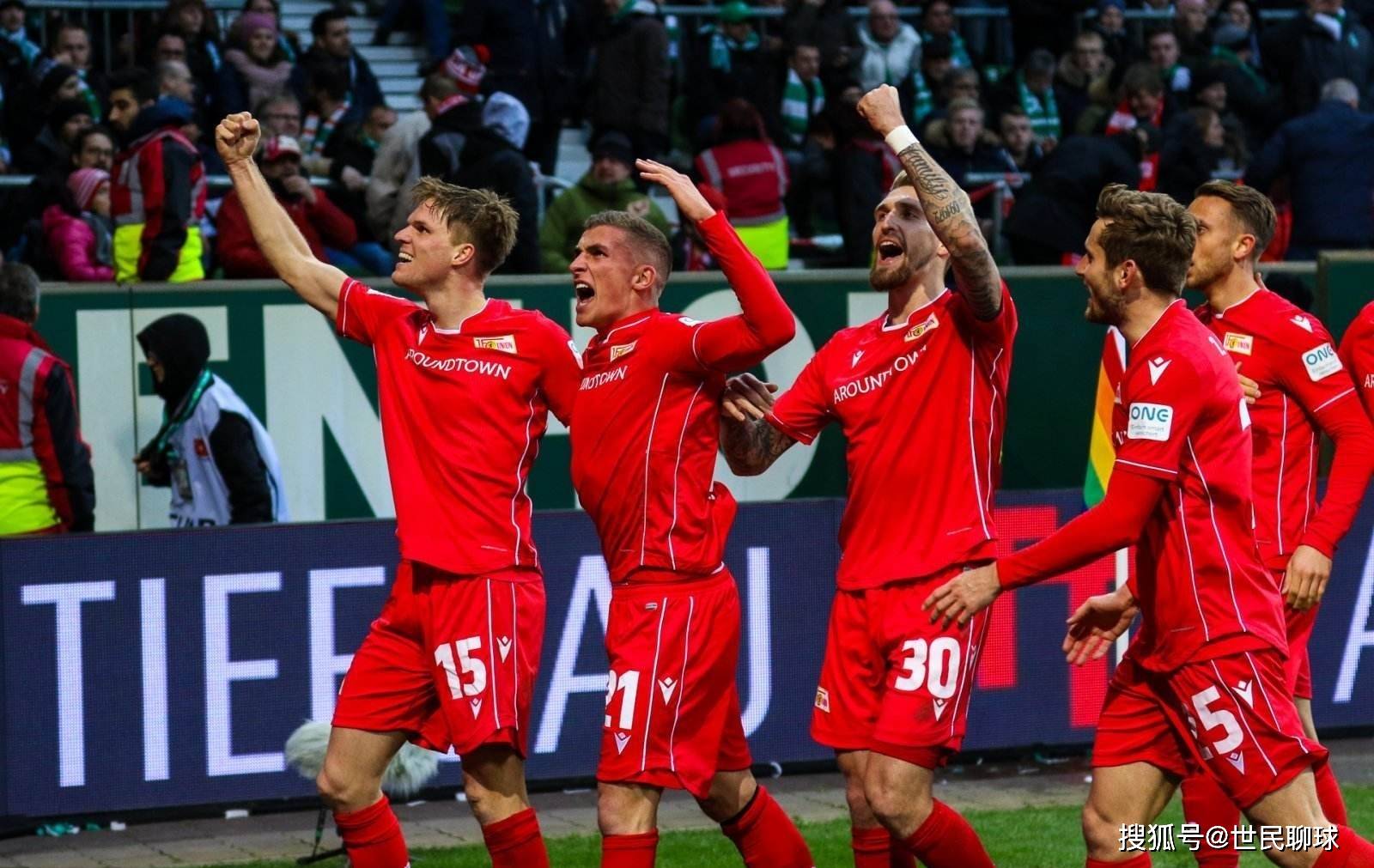 内马尔在桑托斯关键比赛中上演帽子戏法，助球队保级成功，展现坚韧与决心。