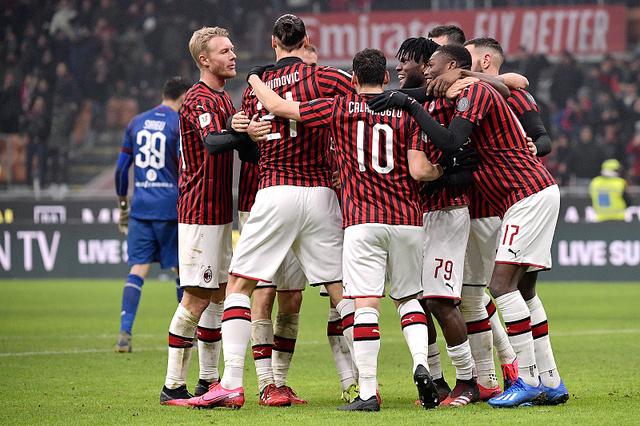 铃木一朗在西雅图主场达成美职 2500 安，全场球迷打出“Ichiro Meter”广告牌